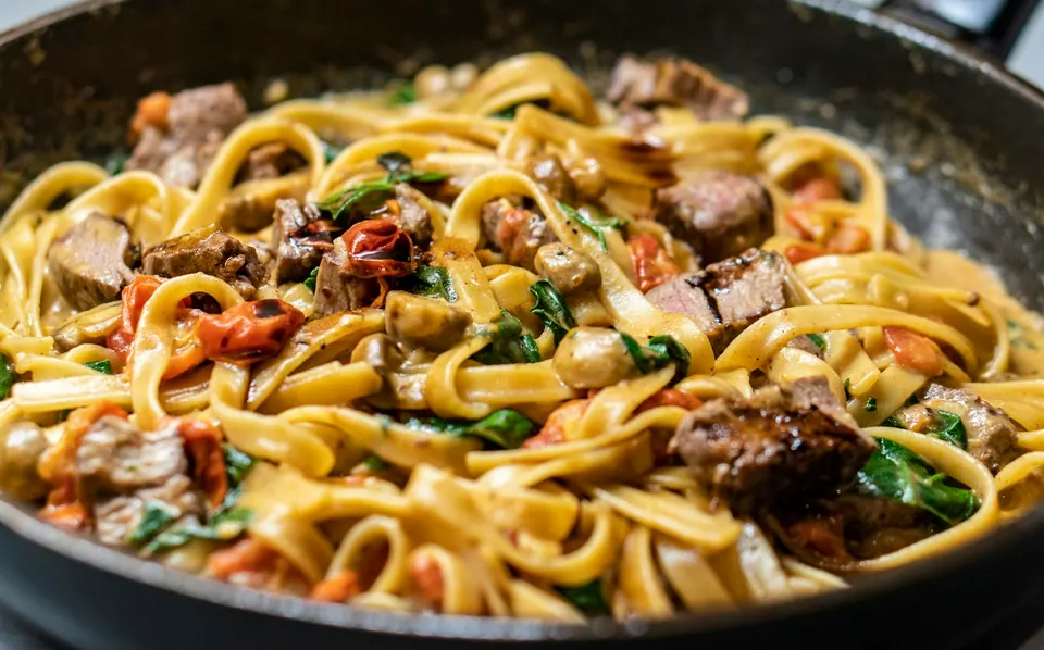 Pasta con verduras y salsa