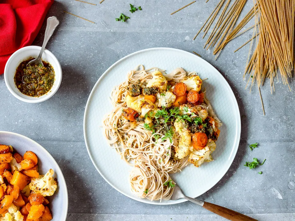 Pasta y acompañamientos sobre una mesa