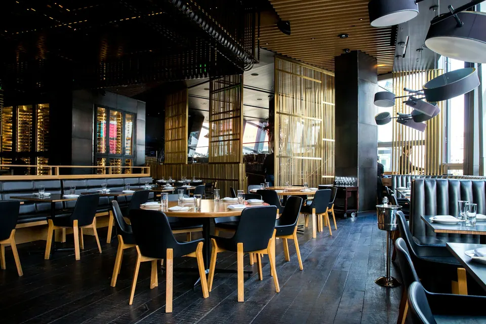 Interior de restaurante con mesas de madera