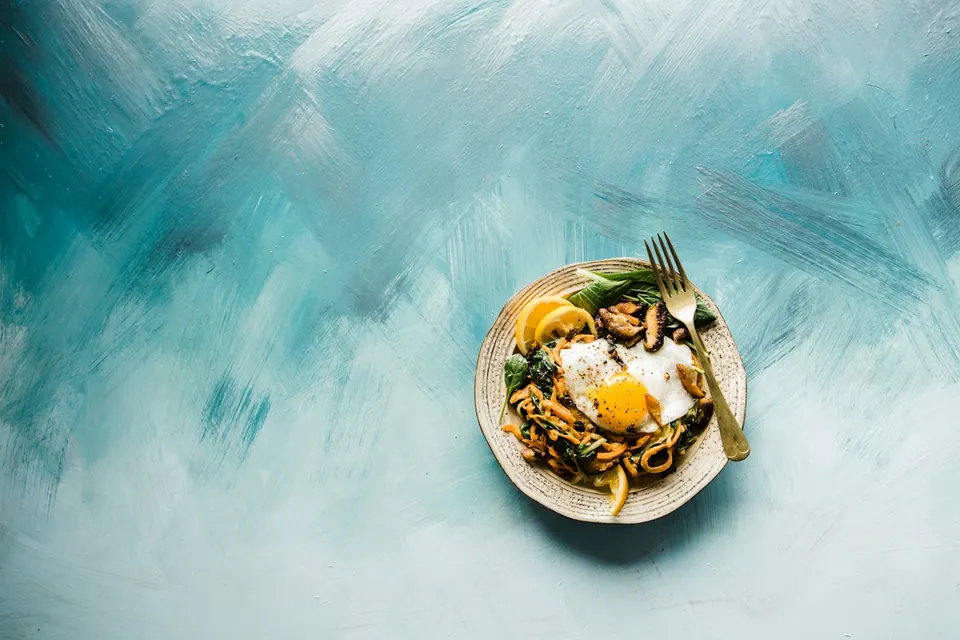 Plato sobre una superficie de tonos azules