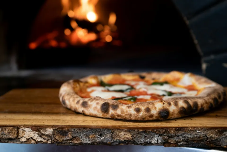 Pizza junto a un horno