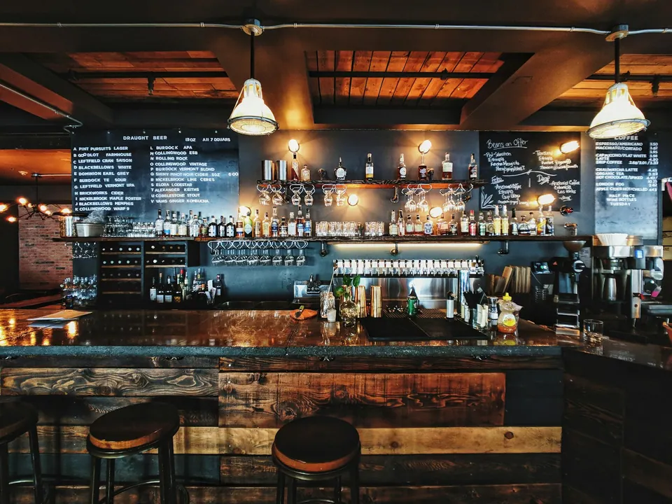 Barra y sala de restaurante