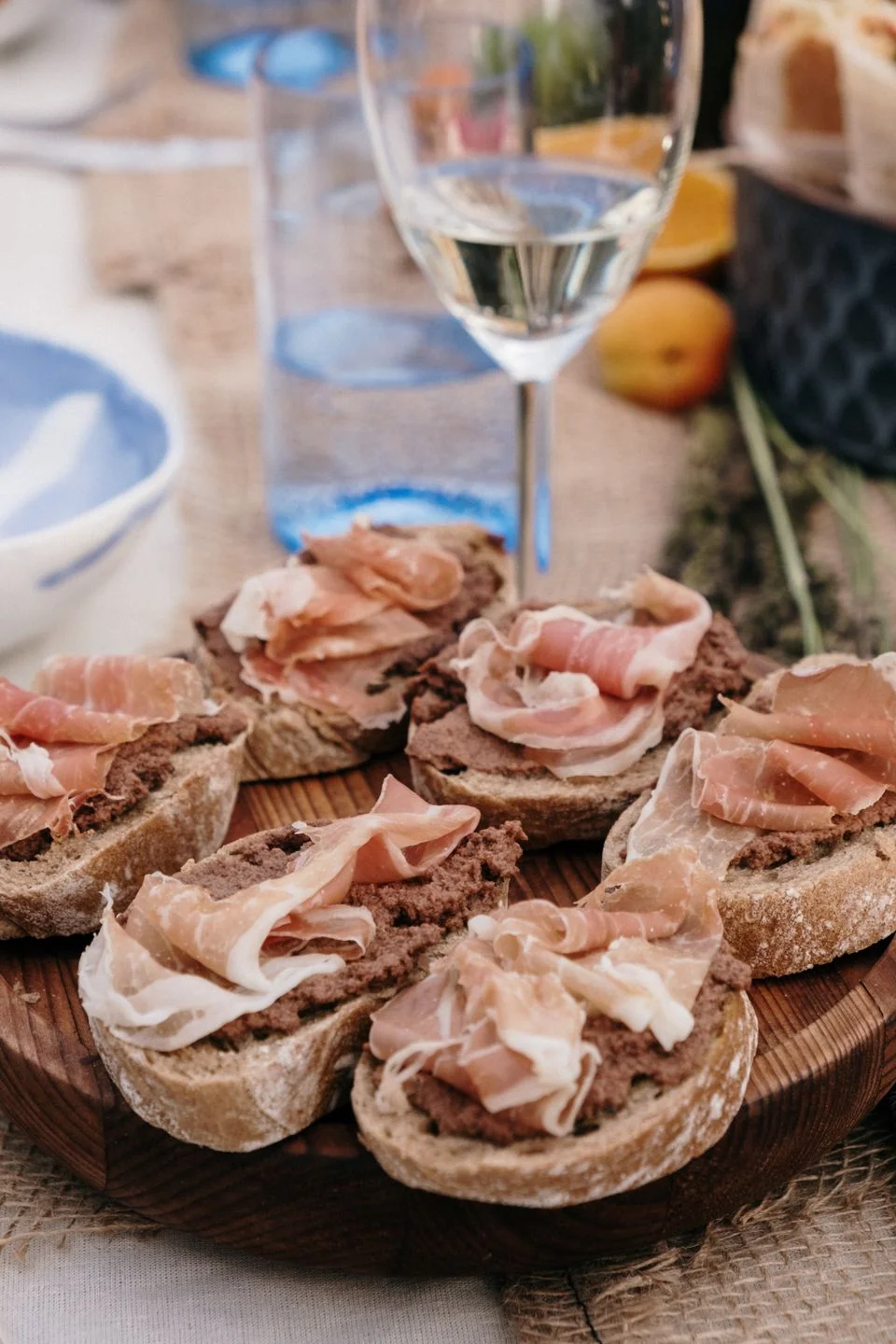 Tostadas de pan rústico con paté y jamón curado